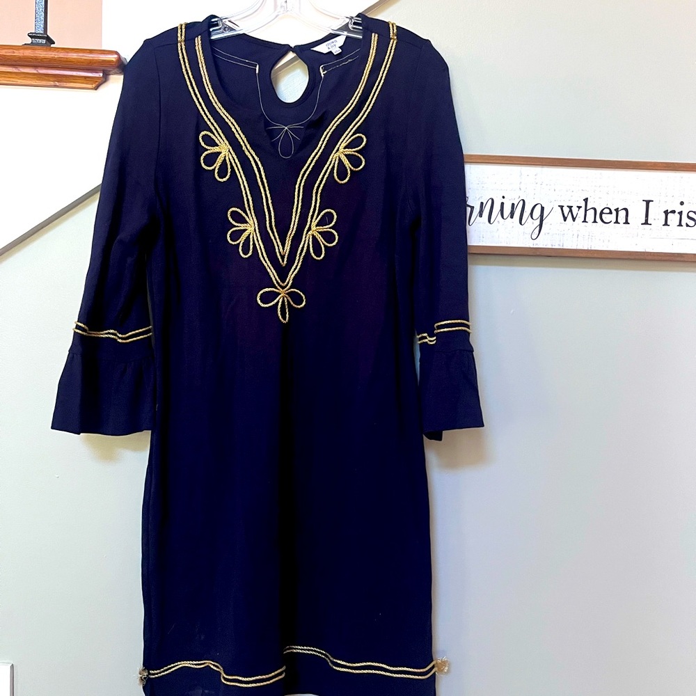 Excellent quality!
Crown & Ivy
Size small 
Smoke free home. 

Next day shipping